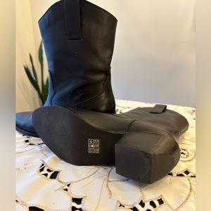 Gorgeous cowboy boots!